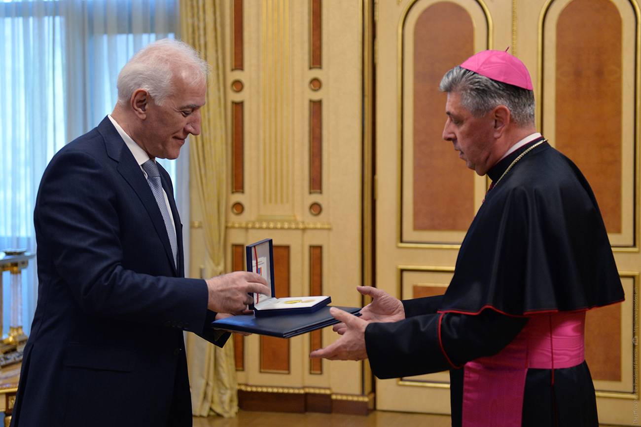 Il Presidente Vahagn Khachaturyan consegna la Medaglia di Gratitudine al Nunzio Apostolico della Santa Sede in Armenia Monsignor José Avelino Bettencourt