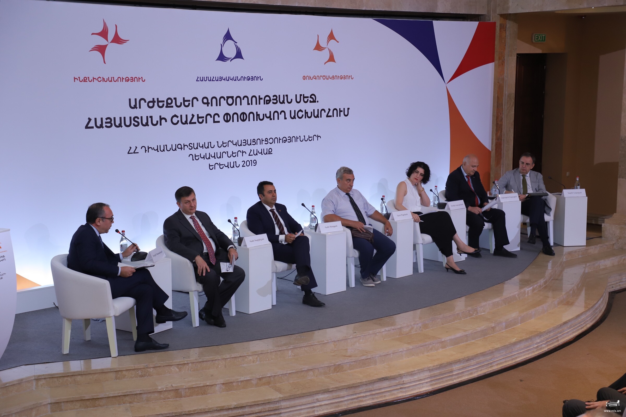 Alla conferenza annuale dei capi delle missioni diplomatiche del Ministero Affari Esteri della Repubblica d’Armenia dibattito su “Descrizione tradizionale e adattamento dell'immagine"