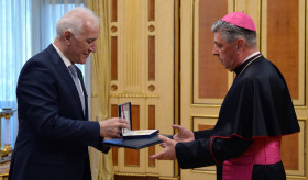Il Presidente Vahagn Khachaturyan consegna la Medaglia di Gratitudine al Nunzio Apostolico della Santa Sede in Armenia Monsignor José Avelino Bettencourt